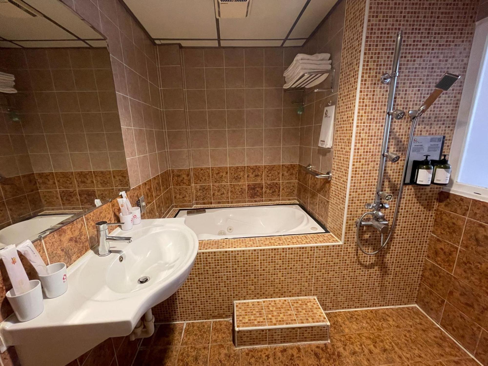 Treasure Island Motel - Renwu 高雄市 エクステリア 写真